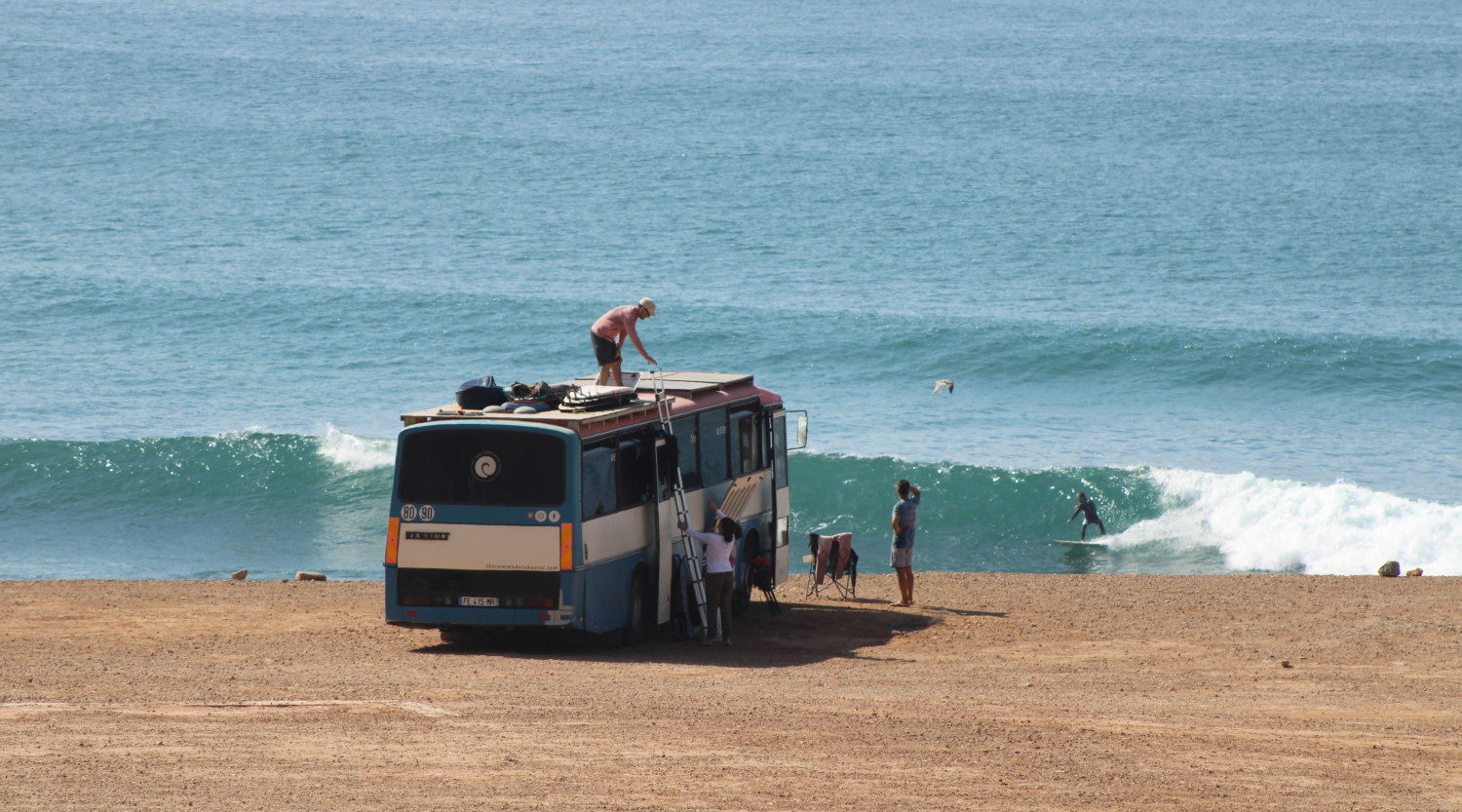 bus-surfer-boiler-hd-aspect-ratio-18-10