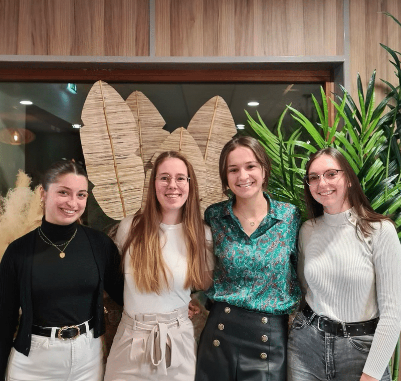 L'équipe d'étudiantes en charge de l'organisation du Van Travel Day : Gwenaëlle - Manon - Louisa - Elodie