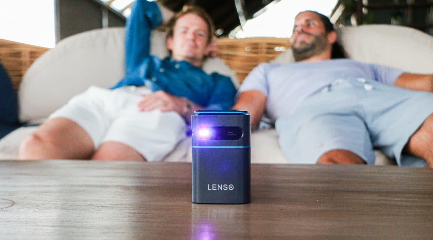 Un mini vidéoprojecteur pour une séance de cinéma en plein air