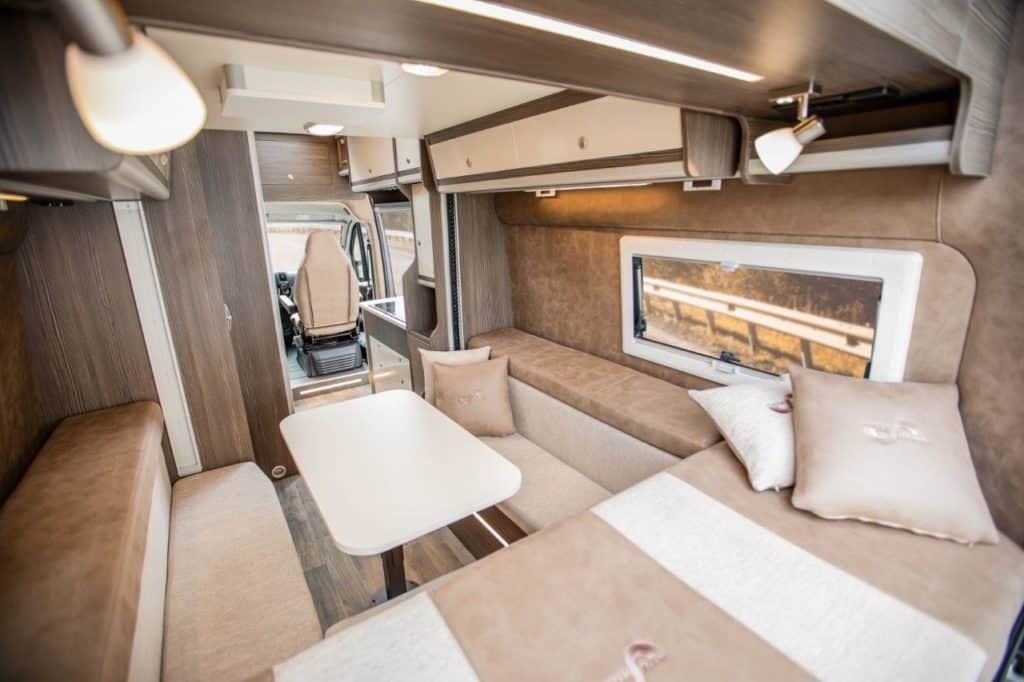 Mega Mobil Lounge 640 sur Peugeot Boxer