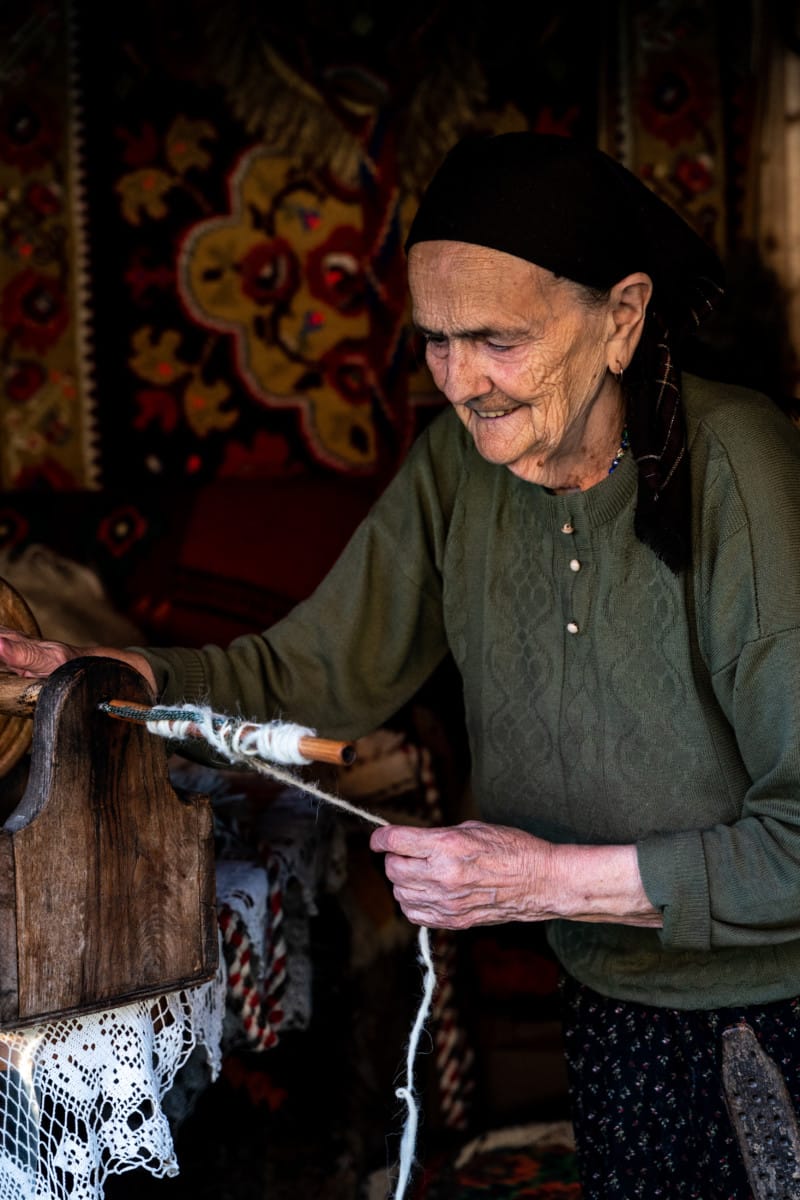 ROMANIA – WOOL SPINNER